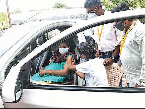 கோவை, திருப்பூர், நீலகிரி மாவட்டங்களில் நடைபெற்ற -  சிறப்பு முகாம்களில் 1.88 லட்சம் பேருக்கு தடுப்பூசி :  பல இடங்களில் தட்டுப்பாட்டால் பொதுமக்கள் ஏமாற்றம்