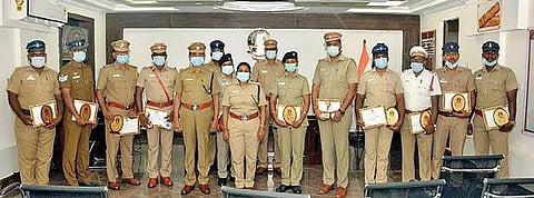 ராணிப்பேட்டை மாவட்ட அளவில் சிறப்பான செயல்பாட்டுக்காக பரிசு பெற்றவர்களுடன் காவல் கண்காணிப்பாளர் டாக்டர் தீபா சத்யன்.