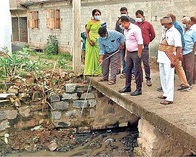 தி.மலை அடுத்த வேங்கிக்காலில் உள்ள மழைநீர் வடிகால்வாய் பொக்லைன் இயந்திரம் மூலம் தூர்வாரப்பட்டு சுத்தம் செய்யப்பட்டது. அடுத்த படம்: ராணிப்பேட்டையில் மழைநீர் வடிகால்வாய் தூர் வாரும் பணியை தொடங்கி வைத்து பார்வையிட்ட மாவட்ட ஆட்சியர் பாஸ்கர பாண்டியன்.  கடைசிப்படம்: திருப்பத்தூர்  பெரியார் நகரில் கழிவுநீர் கால்வாய் தூய்மை பணியை நேற்று ஆய்வு செய்த ஆட்சியர் அமர்குஷ்வாஹா.