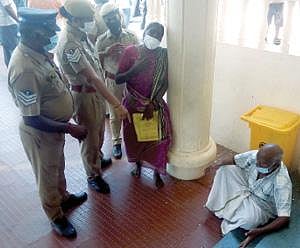 மகனிடம் இருந்து நிலத்தை மீட்டு கொடுக்க வேண்டும் என ஆட்சியரிடம் மனு கொடுக்க வந்த வயதான தம்பதியிடம் காவல் துறையினர் விசாரணை நடத்தினர்.