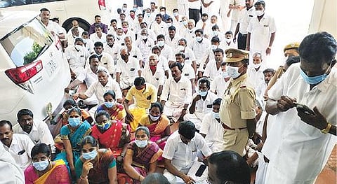 திருவண்ணாமலை மாவட்ட ஆட்சியர் அலுவலகம் முன்பு நேற்று தர்ணாவில் ஈடுபட்ட ஊராட்சி மன்ற தலைவர்கள்.