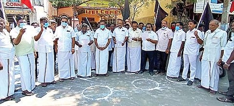 மத்திய அரசை‌ கண்டித்து திமுக கூட்டணி கட்சி சார்பில், காட்பாடியில் நாடாளுமன்ற உறுப்பினர் கதிர்ஆனந்த்  தலைமையில் நேற்று கருப்புக்கொடி ஆர்ப்பாட்டம் நடைபெற்றது.  அடுத்த படம்: செய்யாறில் திமுக எம்எல்ஏ ஜோதி தலைமையில் கருப்புக்கொடி ஆர்ப்பாட்டம் நடைபெற்றது.