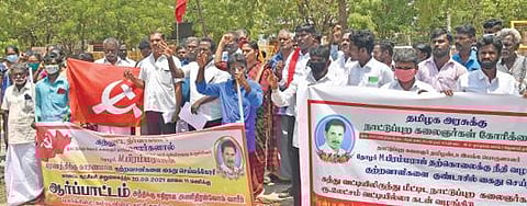 தூத்துக்குடி மாவட்ட ஆட்சியர் அலுவலகம் முன்பு ஆர்ப்பாட்டம் நடத்திய நாட்டுப்புறக் கலைஞர்கள் மற்றும் மார்க்சிஸ்ட் கம்யூனிஸ்ட் கட்சியினர்.     படம்: என்.ராஜேஷ்