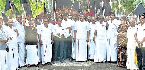 திருநெல்வேலி மத்திய மாவட்ட  திமுக சார்பில் வண்ணார்பேட்டையிலுள்ள  கட்சி அலுவலகம் முன் நடைபெற்ற ஆர்ப்பாட்டம்.             										    படம்: மு.லெட்சுமி அருண்