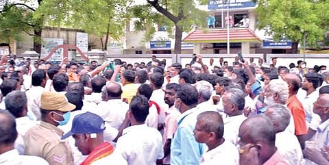 பாளையங்கோட்டையில் உள்ள ஊராட்சி ஒன்றிய அலுவலகத்தில் வேட்புமனு தாக்கல் செய்ய ஒரே நேரத்தில் அதிகமான வேட்பாளர்களும், அவர்களது ஆதரவாளர்களும் திரண்டனர்.                                  படம்: மு.லெட்சுமி அருண்