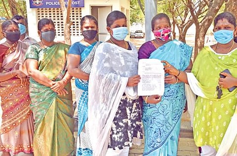 ஸ்டெர்லைட் ஆலையை திறக்கக் கோரி மாவட்ட ஆட்சியர் அலுவலகத்துக்கு மனு அளிக்க வந்த தெற்கு வீரபாண்டியபுரம் பகுதியை சேர்ந்த பெண்கள். 								     படம்: என்.ராஜேஷ்