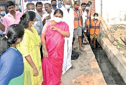 தூத்துக்குடி அண்ணாநகர் பகுதியில் மாநகராட்சி பணியாளர்களின் கூட்டு துப்புரவுப் பணிகளை அமைச்சர் பெ.கீதாஜீவன் தொடங்கி வைத்து பார்வையிட்டார். உடன் மாநகராட்சி ஆணையர் தி.சாரு. 		     படம்: என்.ராஜேஷ்