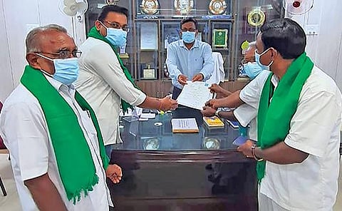 ஜவ்வரிசி உற்பத்தியில்  கலப்படத்தை தடுக்கக் கோரியும், மாவட்ட அளவிலான கண்காணிப்பு குழுவில் விவசாய சங்க பிரதிநிதிகளையும் உறுப்பினராக சேர்த்துக் கொள்ள நடவடிக்கை எடுக்கக் கோரியும் தமிழ்நாடு விவசாய சங்கங்களின் கூட்டமைப்பின் செயலாளர் நல்லசாமி தலைமையிலான விவசாயிகள் நேற்று சேலம் ஆட்சியர் கார்மேகத்திடம்  மனு அளித்தனர்.