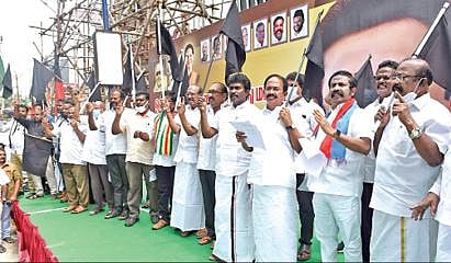 மத்திய அரசின் வேளாண் திருத்த சட்டம், பெட்ரோல், டீசல் மற்றும் காஸ் விலை உயர்வை கண்டித்து சேலம் புதிய பேருந்து நிலையம் அருகே  திமுக மற்றும் கூட்டணி கட்சியினர் நேற்று ஆர்ப்பாட்டத்தில் ஈடுபட்டனர். இதில் எம்பி., பார்த்திபன், எம்எல்ஏ., ராஜேந்திரன் உள்ளிட்டோர் பங்கேற்றனர். அடுத்தபடம்: நாமக்கல்லில் உள்ள திமுக அலுவலகம் எதிரில் அக்கட்சியின் கிழக்கு மாவட்ட பொறுப்பாளர் கே.ஆர்.என்.ராஜேஷ்குமார்  தலைமையில் ஆர்ப்பாட்டத்தில் ஈடுபட்டனர். கடைசிபடம்: கொடுமுடியை அடுத்த ஒத்தக்கடையில் நடந்த கருப்புக்கொடி ஆர்ப்பாட்டத்தில் திமுக துணைப் பொதுச்செயலாளர் சுப்புலட்சுமி ஜெகதீசன் உள்ளிட்டோர் பங்கேற்றனர்.