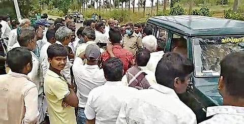 வனப்பகுதியில் உள்ள கோயிலுக்குச் செல்ல வனத்துறையினர் அனுமதி மறுத்ததால், அப்பகுதி மக்கள் வனத்துறை வாகனத்தை முற்றுகையிட்டு போராட்டத்தில் ஈடுபட்டனர்.