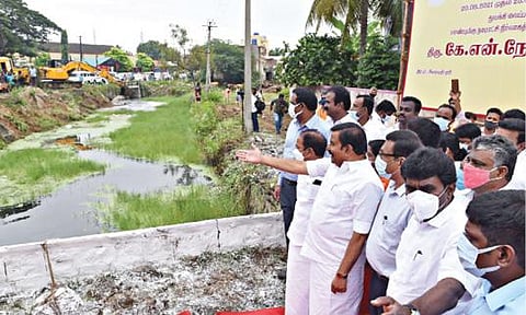 சேலம் சீலாவரி ஏரியில், மழைநீர் வடிகால் தூய்மைப் பணியை தொடங்கி வைத்து பார்வையிட்ட நகராட்சி நிர்வாகத்துறை அமைச்சர் கே.என்.நேரு. உடன் ஆட்சியர் கார்மேகம், மாநகராட்சி ஆணையர் கிறிஸ்துராஜ், எம்பி.பார்த்திபன்,  எம்எல்ஏ. ராஜேந்திரன் உள்ளிட்டோர். 	 	  படம்: எஸ்.குரு பிரசாத்