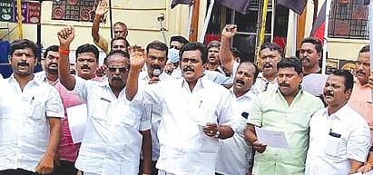 மத்திய அரசின் மக்கள் விரோத போக்கை கண்டித்து -  திண்டுக்கல் உட்பட 5 மாவட்டங்களில் திமுக கூட்டணியினர் ஆர்ப்பாட்டம் :