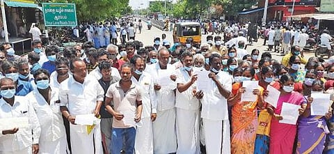 நாட்டார்மங்கலம் கிராமத்தை தனி ஊராட்சியாக அறிவிக்க கோரி ஆட்சியரிடம் மனு அளித்த கிராம மக்கள்.
