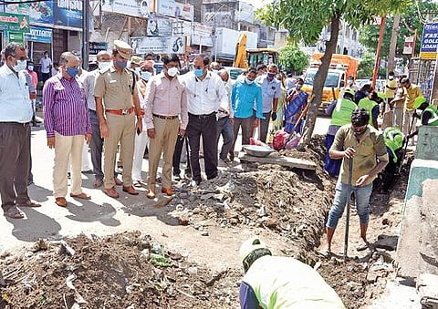விழுப்புரம் கேகே ரோடு பகுதியில் கழிவுநீர் வாய்க்கால்களில் ஏற்பட்டுள்ள  அடைப்புகள் அகற்றப்படுவதை ஆட்சியர் மோகன் ஆய்வு மேற்கொண்டார்.                                                                                                                                  விழுப்புரம், கே கே ரோடு பகுதியில் கழிவுநீர் வாய்க்கால்களில் ஏற்பட்டுள்ள  அடைப்புகள் அகற்றப்படுவதை ஆட்சியர் மோகன் ஆய்வு மேற்கொண்டார்.