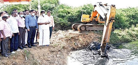 திருவள்ளூர் மாவட்டத்தில் மழைநீர் வடிகால் தூர்வாரும் பணியை நேற்று ஆவடி மாநகராட்சி பகுதியில் பால்வளத் துறை அமைச்சர் நாசர் தொடங்கி வைத்தார். இந்நிகழ்வில், மாவட்ட ஆட்சியர் ஆல்பி ஜான் வர்கீஸ் உள்ளிட்டோர் பங்கேற்றனர்.