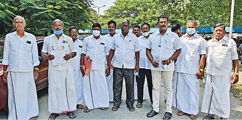 தலைவாசல் வட்டாட்சியர் அலவலகம் கட்டுவதற்கு, போக்குவரத்து வசதியுள்ள தலைவாசல் ஊராட்சிப் பகுதியிலேயே இடம் தேர்வு செய்ய வலியுறுத்தி சேலம் ஆட்சியரிடம் மனு அளிக்க வந்த ஊராட்சித் தலைவர் உள்ளிட்டோர்.