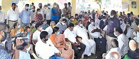 திருமுருகன்பூண்டி அருகே கணபதி நகரில் -  பாறைக்குழியில் குப்பை கொட்ட : எதிர்ப்பு தெரிவித்து போராட்டம் :