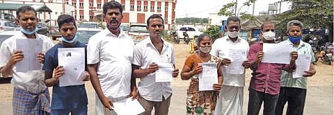 கடன் பெற்று தருவதாகக்கூறி விவசாய நிலம் அபகரிப்பு :  திருப்பூர் மாவட்ட ஆட்சியரிடம் விவசாயி புகார்