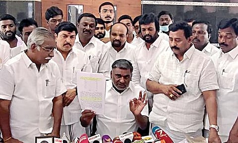 திருப்பத்தூரில் செய்தியாளர்கள் சந்திப்பில் லஞ்ச ஒழிப்பு போலீஸாரால் தனது வீட்டில் இருந்து எடுக்கப்பட்ட பொருட்கள் குறித்த பட்டியலை காண்பித்த முன்னாள் அமைச்சர் கே.சி.வீரமணி.