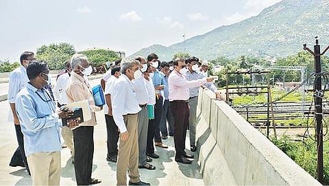 தி.மலை ரயில்வே மேம்பாலம் கட்டும் பணியை அரசு முதன்மை செயலாளர் தீரஜ்குமார் நேற்று ஆய்வு செய்தார். அருகில், ஆட்சியர் பா.முருகேஷ் உள்ளிட்டோர்.