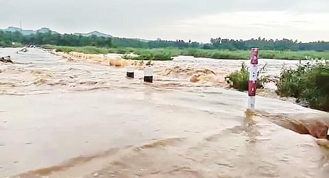 மோர்தானா அணை நேற்று முழு கொள்ளளவை எட்டி உபரிநீர் வெளியேறி வருகிறது. அடுத்த படம்: ஆம்பூர் அடுத்த பச்சக்குப்பம் பகுதியில் பாலாற்றின் குறுக்கே கட்டப்பட்டுள்ள தரைப்பாலத்தை கடந்து செல்லும் வெள்ளநீர்.