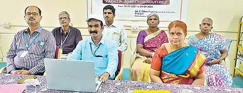 குடியாத்தம் ராஜகோபால் பாலிடெக்னிக் கல்லூரியில் நடைபெற்று வரும் ஆசிரியர்களுக்கான திறன் மேம்பாட்டு பயிற்சியில் பங்கேற்றவர்கள்.