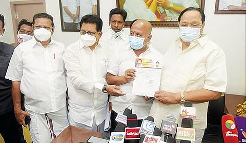 உள்ளாட்சி தேர்தலில் திமுக கூட்டணி கட்சிகளுக்கான இடஒதுக்கீடு பட்டியலை, வேலூர் மத்திய மாவட்ட திமுக அலுவலகத்தில் அமைச்சர் துரைமுருகன் நேற்று வெளியிட்டு செய்தியாளர்களை சந்தித்தார். அருகில், அணைக்கட்டு சட்டப்பேரவை உறுப்பினர் நந்தகுமார் உள்ளிட்டோர். படம்: வி.எம்.மணிநாதன்.