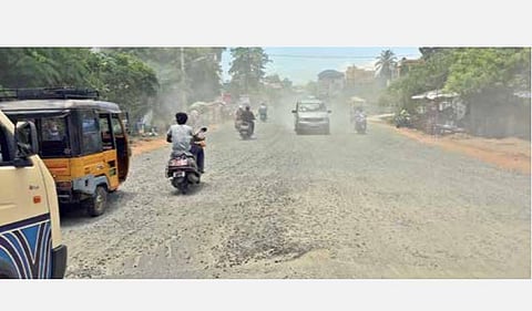 கோவில்பட்டி புதிய பாலம் பகுதியில் சாலைப்பணி தாமதத்தால் வாகன ஓட்டிகள் பாதிப்பு