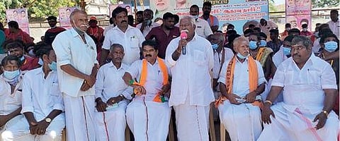 குலசேகரன்பட்டினத்தில் உண்ணாவிரத போராட்டத்தை தொடங்கி வைத்து  எம்.ஆர்.காந்தி எம்எல்ஏ பேசினார்.