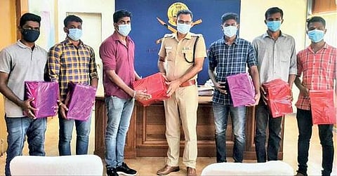 சாலை விபத்தில் சிக்கி உயிருக்கு போராடிக் கொண்டிருந்தவரை மீட்டு மருத்துவமனையில் சேர்த்து உயிரை காப்பாற்றிய காவல் துறையினருக்கு  எஸ்பி ஜெயக்குமார் பரிசு வழங்கி பாராட்டினார்.