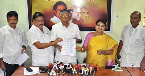 திருநெல்வேலி மாவட்டத்தில் ஊரக உள்ளாட்சி தேர்தலில் போட்டியிடும் திமுக வேட்பாளர்கள் பட்டியலை சமூகநலத்துறை அமைச்சர் கீதா ஜீவன் வெளியிட்டார். படம்: மு.லெட்சுமி அருண்