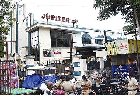 தஞ்சாவூர் மாநகராட்சியால் கையகப்படுத்தப்பட்ட தஞ்சாவூர் யூனியன் கிளப். (அடுத்த படம்) தஞ்சாவூர் பழைய பேருந்து நிலையம் பகுதியில் உள்ள திரையரங்கம்.