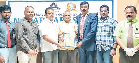 சிறந்த முதல்வர் விருதுபெற்ற தேனி நாடார் சரஸ்வதி பொறியியல் மற்றும் தொழில்நுட்பக் கல்லூரி முதல்வர் சி.மதளைசுந்தரத்துக்கு வாழ்த்துத் தெரிவித்த கல்லூரி நிர்வாகிகள்.