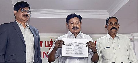 எஸ்.ஆர்.எம். தமிழ் பேராயம் விருதுக்கு தேர்வு செய்யப்பட்டவர்களின் பட்டியலை அதன் புரவலர் பாரிவேந்தர் எம்.பி.,நேற்று வெளியிட்டார். எஸ்.ஆர்.எம். பல்கலைக் கழகத்தின் துணைவேந்தர் சி.முத்தமிழ்ச்செல்வன், தமிழ் பேராயம் தலைவர்  கரு.நாகராஜன் உடனிருந்தனர். | படம்: ம.பிரபு