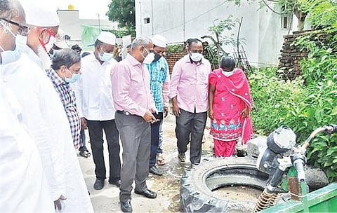 ஆற்காடு நகராட்சியில் வீதி, வீதியாக சென்று டெங்கு கொசு புழு ஒழிப்பு பணிகளை நேற்று ஆய்வு செய்த ராணிப்பேட்டை மாவட்ட ஆட்சியர் பாஸ்கர பாண்டியன்.