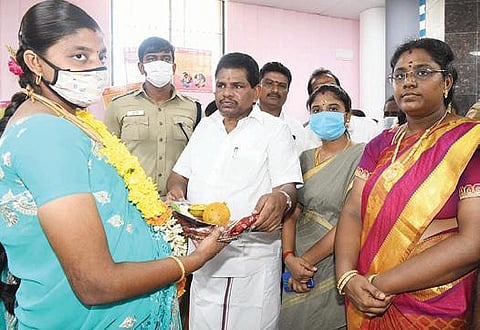 திருச்செந்தூரில் நடைபெற்ற விழாவில் கர்ப்பிணி பெண்களுக்கு வளைகாப்பு சீதனங்களை அமைச்சர் அனிதா ஆர்.ராதாகிருஷ்ணன் வழங்கினார்.