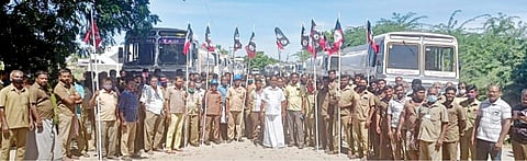 திருநெல்வேலியில் பெட்ரோல் டேங்கர் லாரிகளுக்கு விதிக்கப்பட்டுள்ள நேரக் கட்டுப்பாடுகளை தளர்த்த வலியுறுத்தி டேங்கர் லாரி ஓட்டுநர்கள் போராட்டத்தில் ஈடுபட்டனர். படம்: மு.லெட்சுமி அருண்