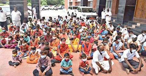 தாமதமின்றி சாதிச் சான்றிதழ் வழங்கக்கோரி, சேலம் ஆட்சியர் அலுவலகம் முன்பு தங்கள் குழந்தைகளுடன் தர்ணாவில் ஈடுபட்ட ஜருகுமலை பகுதி மலைவாழ் மக்கள்.				படம்: எஸ்.குரு பிரசாத்