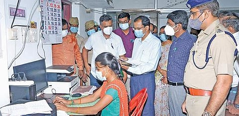 கோலியனூர் ஊராட்சி ஒன்றியத்தில் வேட்புமனு தாக்கல் செய்த வேட்பாளர்  விவரங்கள் கணனியில் பதிவேற்றம் செய்யப்படுவதை தேர்தல் பார்வையாளர் பழனிசாமி, ஆட்சியர் மோகன் ஆய்வு செய்தனர்.