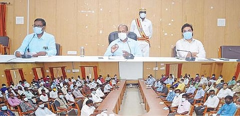 கடலூரில்  வடகிழக்கு பருவமழை முன்னெச்சரிக்கை நடவடிக்கை குறித்த ஆய்வுக் கூட்டம் மாவட்ட ஆட்சியர் கி.பாலசுப்ரமணியம் தலைமையில் நடந்தது.