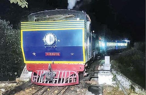 சோதனையில் முடிந்த சோதனை ஓட்டம்; நீராவி இன்ஜின் பழுதானதால் நடுக்காட்டில் நின்ற மலை ரயில்