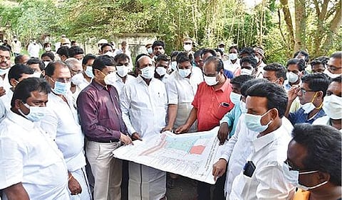 திருவண்ணாமலை டான்காப் ஆலை வளாகத்தில் புதிய பேருந்து நிலையம் அமைப்பது குறித்து ஆய்வு மேற்கொண்ட பொதுப்பணித்துறை அமைச்சர் எ.வ.வேலு. அருகில், மாவட்ட ஆட்சியர் முருகேஷ் உள்ளிட்டோர்.