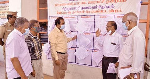 பாளையங்கோட்டை ஊராட்சி ஒன்றிய அலுவலகத்தில் நடைபெற்ற வேட்புமனு பரிசீலனை மற்றும் தேர்தல் ஏற்பாடுகள் குறித்து, தேர்தல் பார்வையாளர் ஜெயகாந்தன் ஆய்வு மேற்கொண்டார்.