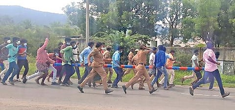 சேலம் மாவட்டம் தீவட்டிப்பட்டியில் உள்ள கே.மோரூர் பேருந்து நிறுத்தம் அருகே அனுமதியின்றி கொடிக் கம்பம் நட வந்த நபர்களை தடுக்க முயன்ற   போலீஸார்.