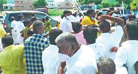 சாத்தூரில் இரு பிரிவாக மோதிக் கொண்ட அதிமுகவினர்