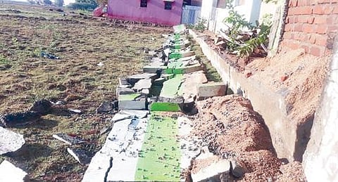 திருப்புவனம் அருகே சலுப்பனோடையில் இடிந்து விழுந்த ஊராட்சி ஒன்றிய தொடக்கப் பள்ளி சுற்றுச்சுவர்.