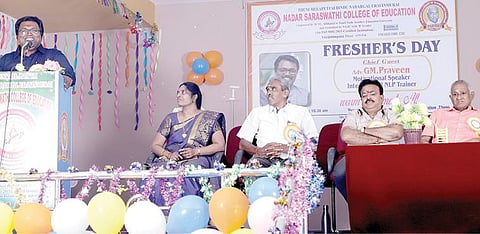 தேனி நாடார் சரசுவதி கல்வியியல் கல்லூரியில் நடந்த நிகழ்ச்சியில் பேசினார் தன்னம்பிக்கை பயிற்றுநர் ஜி.எம்.பிரவீன்.