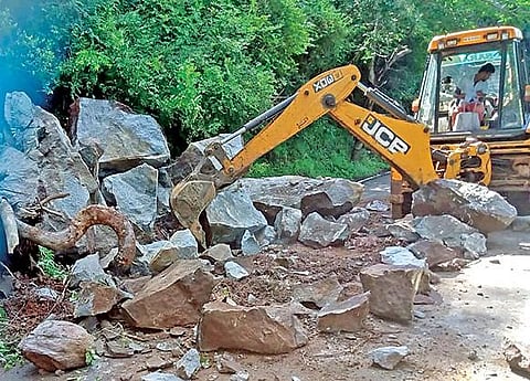 ஏற்காட்டில் பெய்த மழையால் 13-வது கொண்டை ஊசி வளைவு பகுதியில் மண் சரிவு ஏற்பட்டது. இதையடுத்து சாலையில் உருண்டு விழுந்த பாறைகளை உடைத்து அகற்றும் பணி விறுவிறுப்பாக நடந்தது. 		           படம்: எஸ்.குரு பிரசாத்