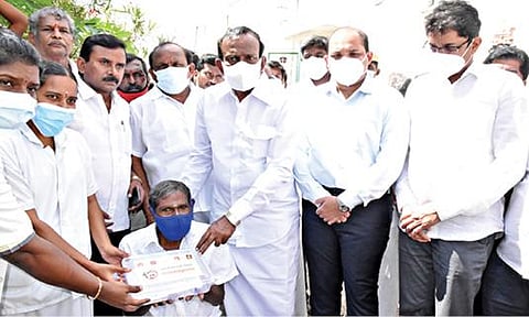 ஈரோட்டில் மக்களைத் தேடி மருத்துவம் திட்ட நிகழ்வில், நோயாளிக்கு மருந்துகளை அமைச்சர் சு.முத்துசாமி வழங்கினார்.