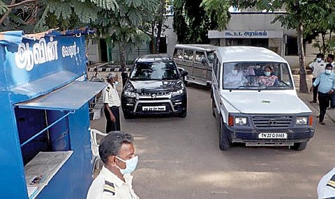 வேலூர் சத்துவாச்சாரியில் உள்ள ஆவின் நிறுவனத்தில் சோதனை நடத்தி விட்டு வாகனங்களில் வெளியே வந்த லஞ்ச ஒழிப்புத்துறை போலீஸார். படம்: வி.எம்.மணிநாதன்